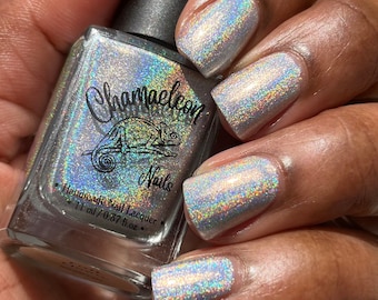 Full Moon - ein silberner holographischer Nagellack mit Regenbogeneffekt