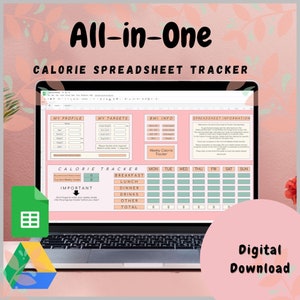 Könnte beinhalten: Ein digitaler Download einer Google Sheets-Tabelle zur Verfolgung der Kalorienaufnahme. Die Tabelle enthält Abschnitte für persönliche Informationen, Ziele, BMI und einen wöchentlichen Kalorien-Tracker. Die Tabelle wird auf einem Laptop-Bildschirm mit rosa Hintergrund angezeigt.