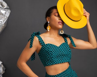 Top corto con estampado africano verde azulado