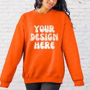 Orange Gildan 18000 Sweatshirt Mockup, Orange Crewneck Mockup, Modell Mockup, Herbst Mockup, Halloween Mockup, Ihr Design hier, Herbst, G180