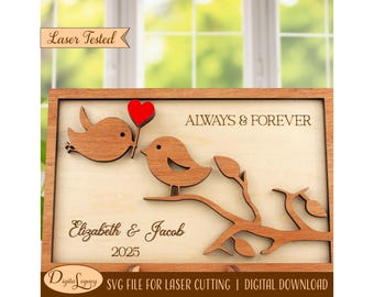 Puede incluir: Letrero de madera cortado con láser con dos pájaros, un corazón rojo y las palabras "Always & Forever". También se incluyen los nombres "Elizabeth & Jacob" y el año "2025". El letrero está enmarcado en madera marrón claro.