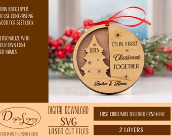 Puede incluir: Un adorno navideño de madera con un árbol de Navidad recortado y el texto "Nuestra primera Navidad juntos 2023 Laura & Kevin".