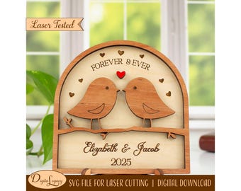 Puede incluir: Un letrero de madera con dos pájaros que se miran, un corazón entre ellos y el texto "FOREVER & EVER". Debajo de los pájaros, el letrero dice "Elizabeth & Jacob 2025".