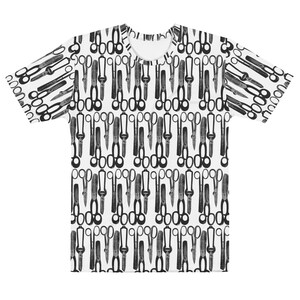 Op de afbeelding: Een wit T-shirt met een zwart-wit patroon van verschillende soorten scharen. De scharen zijn gerangschikt in een herhalend patroon.