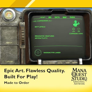 Tapete de juego MtG: FALLOUT - Pip-Boy Commander. 24" x 14" - Imagen nítida y colorida. Tapete de juego suave y de calidad para Magic the Gathering y otros juegos de cartas coleccionables.