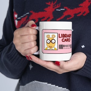 d'Arthur Library Card Tasse en céramique de <br> Profitez-en ! Cadeau vintage rétro nostalgie des années 90 pour les amateurs de livres | Cadeau bibliothécaire, cadeau enseignant, tasse de lecteur en céramique