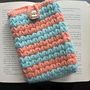 Personalized KINDLE Sleeve, Cabin Pattern, Book Sleeve, Crochet Sleeve, Crochet Book Sleeve, Kindle Case, Tablet Cover, Tablet Jacket