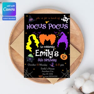Peut inclure: Une invitation noire sur le thème d'Halloween avec le texte "Hocus Pocus" et le nom "Emily's" pour un 8e anniversaire. Le design comprend des chapeaux de sorcière, des chauves-souris et une citrouille. L'invitation est sur un plateau en bois avec une enveloppe.