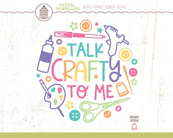 Könnte beinhalten: Digitaler Download mit dem Text "Talk Crafty To Me", umgeben von Bastelutensilien wie einer Heißklebepistole, einer Farbpalette, Knöpfen und einer Schere. Das Design ist kreisförmig angeordnet, mit weißem Hintergrund.