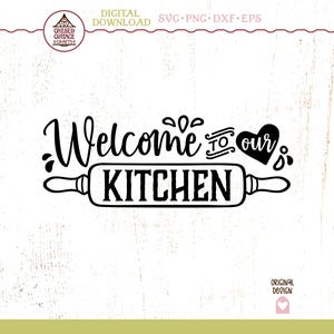 Könnte beinhalten: Schwarz-weißes digitales Design mit dem Text "Welcome to our Kitchen" und einer Nudelholz-Illustration. Das Design enthält ein Herz und dekorative Elemente, passend für Küchen.