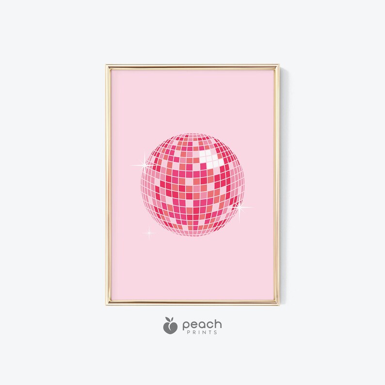 Op de afbeelding: Een roze discobal met een gouden frame. De discobal is gemaakt van veel kleine vierkanten.