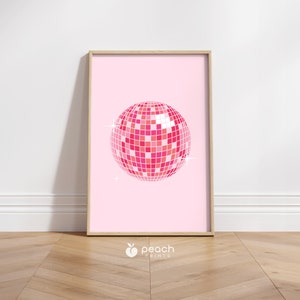 Op de afbeelding: Een roze discobal met een gespiegelde oppervlakte op een roze achtergrond. De discobal is omringd door kleine witte sterren.