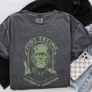 Camiseta Frankenstein ORIGINAL Comfort Colors, camiseta "Solo tratando de mantenerlo unido", divertida camiseta de Halloween, temporada espeluznante