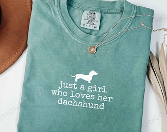 Dachshund Comfort Colors Shirt, Weenie Mom TShirt, Doxie Mom Gift, Funny Dachshund Tee, Weiner Dog Tee, Just a Girl who loves her Dachshund