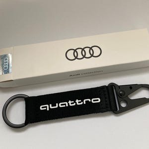 offizielle Audi 3182200700 Schlüsselanhänger Schlüsselanhänger Lanyard Schlüsselanhänger Karabiner schwarz/weiß mit Audi Quattro Schriftzug, Standardgröße, mit Geschenkbox