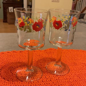 Corelle “Wildflower” 6 ounce water or wine goblet with stem.  MCM/barware/kitchen decor set of 2