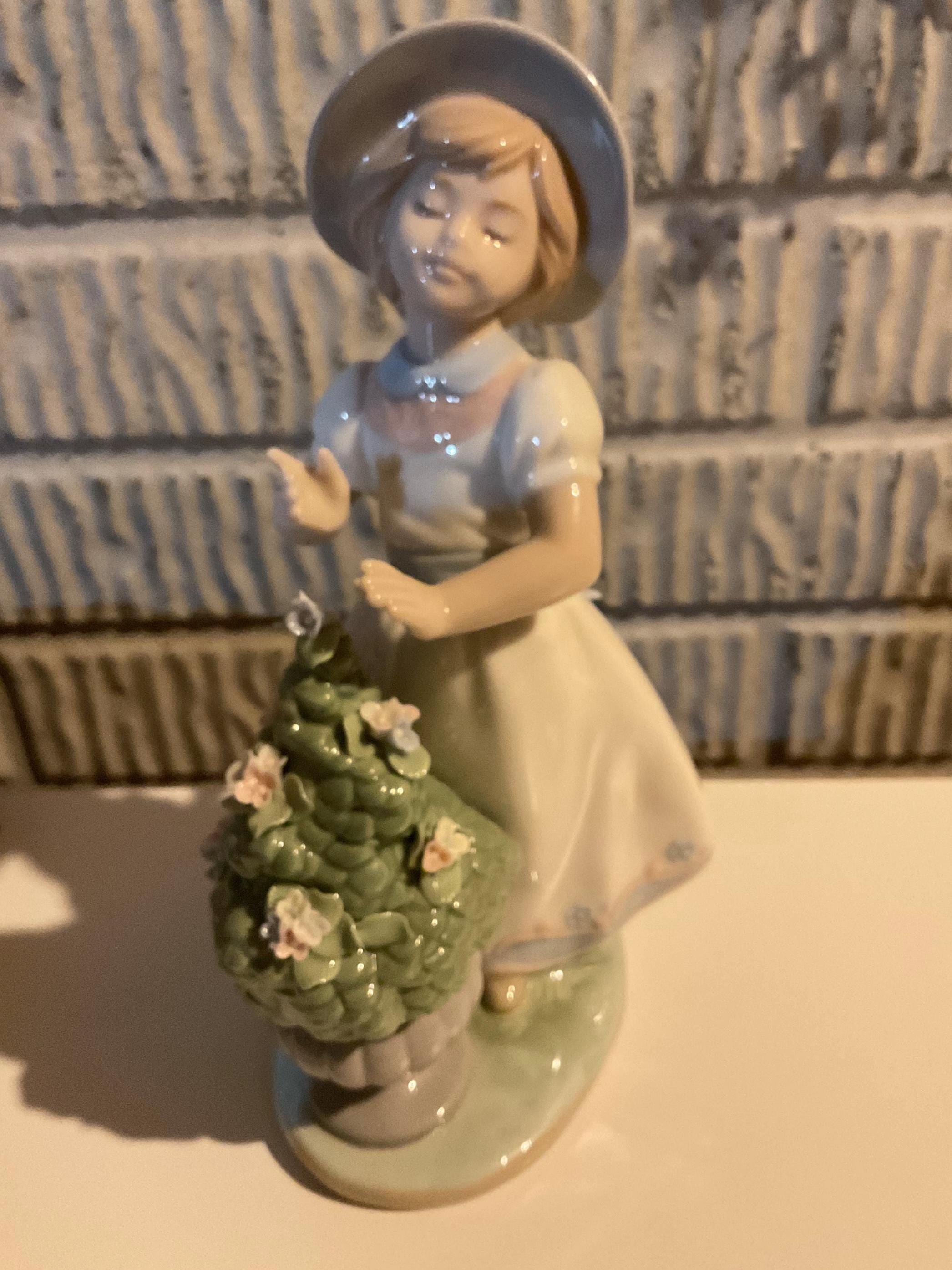 Nadal Figurine - Etsy