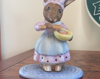 Bisque mouse figurine with braided rug base made in Taiwan
