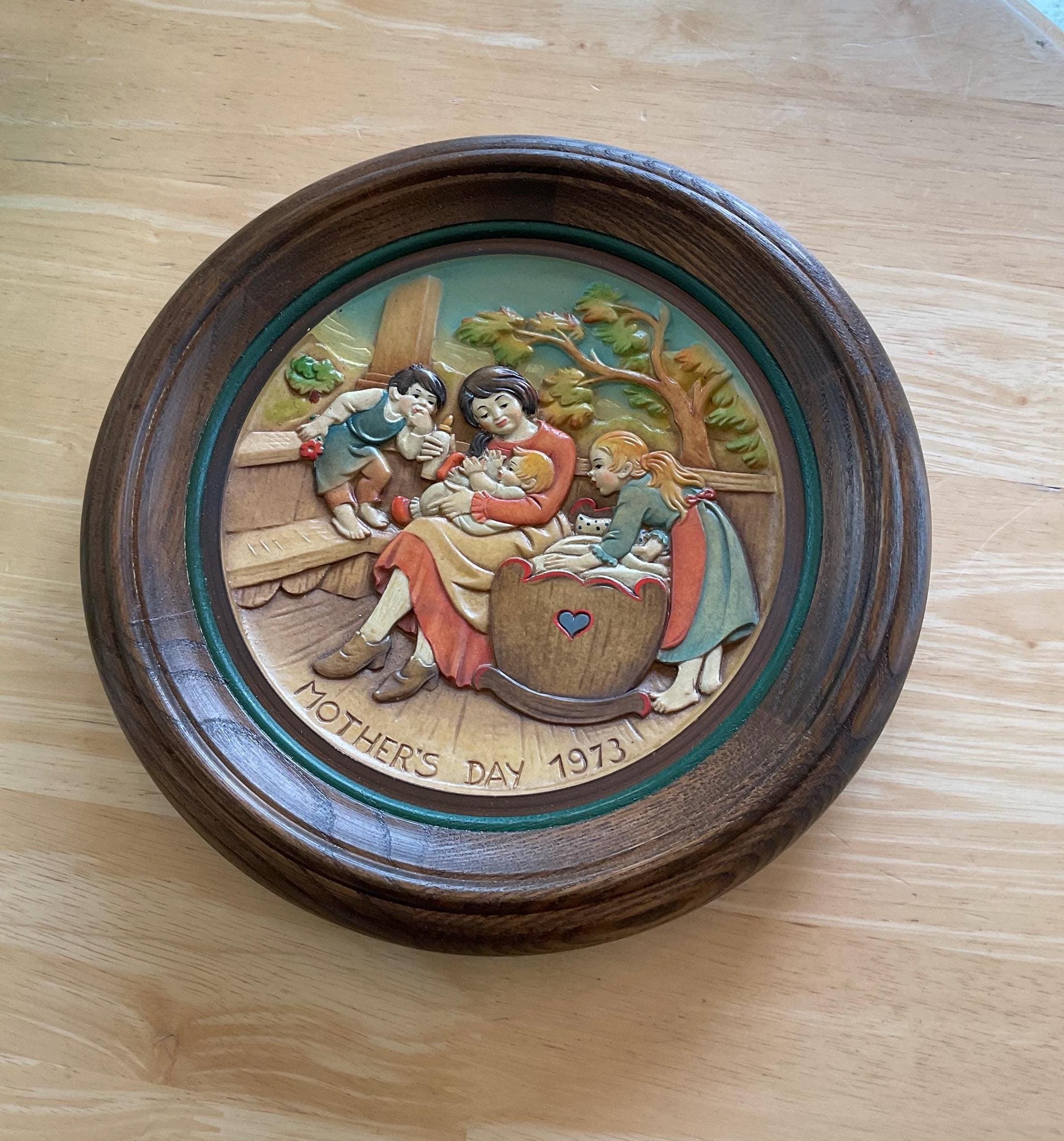 アンリ人形　壁掛けプレート◆お箱付　　　【Mother’s Day ・1973】 1973 Anri Wood Plate - Etsy