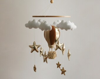 Vilten luchtballon babymobiel: neutraal babykamerdecoratie