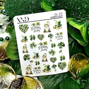 Könnte beinhalten: Eine Blatt mit Nagelaufklebern zum Thema St. Patrick's Day. Die Aufkleber zeigen grüne Kleeblätter, Kobolde und den Text "Feeling Lucky".