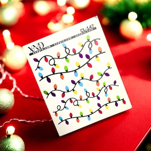 Peut inclure: Une carte blanche avec des guirlandes lumineuses de Noël colorées. Les lumières sont rouges, bleues, vertes et jaunes. Le texte "XND" et "xndpro.com" est imprimé sur la carte. Le code produit "CL-147" est également visible.