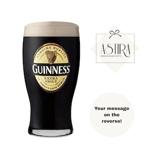 Peut inclure: Un verre de pinte de Guinness stout avec une tête crémeuse. Le logo Guinness est affiché sur le verre. Le texte "Your message on the reverse!" est également visible.