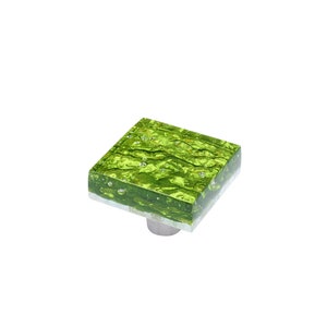 Peut inclure: Un bouton de porte carré en verre vert avec une base argentée.