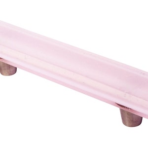 Könnte beinhalten: Ein rosa gläserner Schrankgriff mit silberner Metallbefestigung.