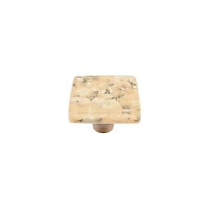 Pode incluir: Botão quadrado para armário com acabamento em mármore bege e branco.