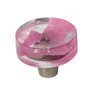 Pode incluir: Botão de armário de vidro rosa com base prateada. O vidro tem um padrão de redemoinho e bolhas de ar.
