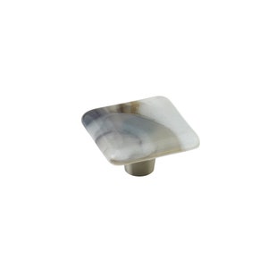 Könnte beinhalten: Ein quadratischer Schrankknauf mit einem marmorierten, cremefarbenen, grauen und braunen Design. Der Knauf hat einen Sockel aus gebürstetem Metall. Diese dekorative Hardware ist für Schubladen und Schränke geeignet.