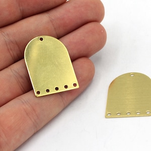21 x 28 mm berlock i rå mässing med D-formad båge, geometrisk berlock, D-formad berlock med 6 hål, örhängeshänge, örhängesfynd, mässingsfynd, RW198