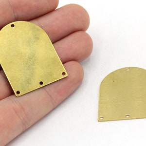 28 x 35 mm berlock i rå mässing med D-formad båge, geometrisk berlock, D-formad berlock med 4 hål, örhängeshänge, örhängesfynd, mässingsfynd, RW194