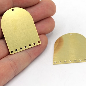28 x 35 mm berlock i rå mässing med D-formad båge, geometrisk berlock, D-formad berlock med 8 hål, örhängeshänge, örhängesfynd, mässingsfynd, RW199