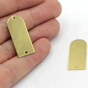 13 x 30 mm berlock i rå mässing med D-formad båge, geometrisk berlock, örhängen i mässing, örhängeshänge, örhängesfynd, mässingsfynd, RW097