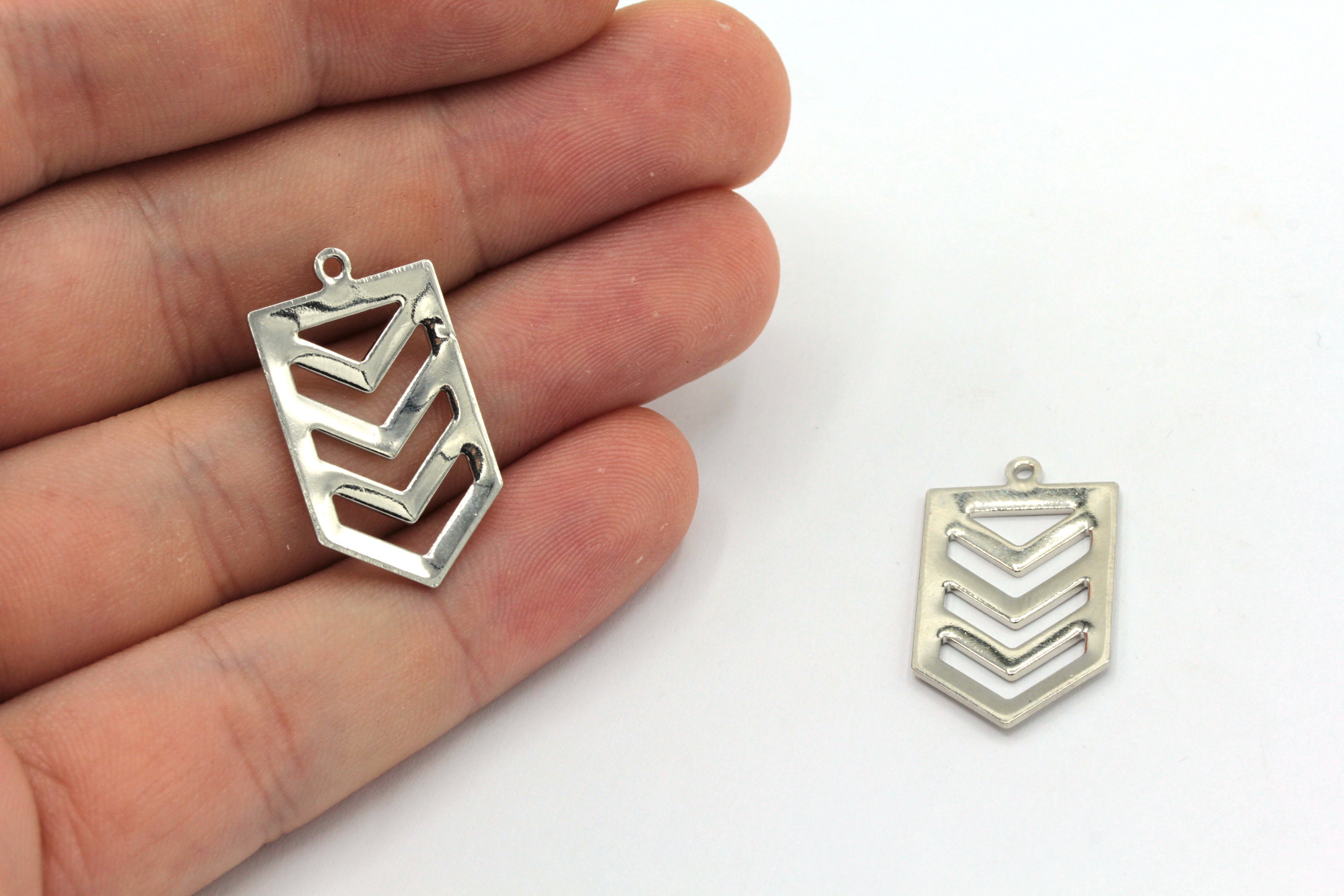 アクセサリー ORDER CHEVRON E CROWN CHARM 15x27mm Rhodium Chevron Charm, Arrow Pendant, Brass ARMY Rank