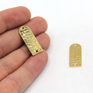 10 x 25 mm guldhamrad båge D-formad berlock, geometrisk berlock, texturerad berlock, örhänge, örhängesdetalj, förgyllda delar, RGW366