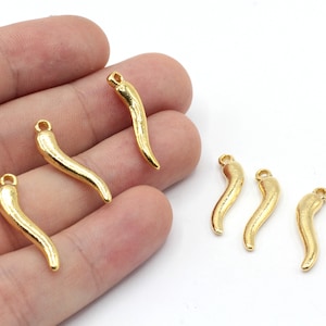 Puede incluir: Encantos de metal de color dorado con forma de chiles. Los encantos tienen un bucle en la parte superior para sujetarlos a joyas u otras manualidades.