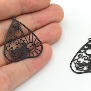 Ciondolo celeste nero da 27 x 33 mm, ciondolo luna con sole, ciondolo galassia, ciondoli neri, ciondoli laser, accessori per orecchini, accessori placcati neri, BM447