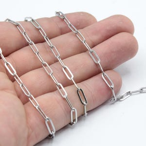 Puede incluir: Collar de cadena de plata con estilo de eslabón. La cadena está hecha de pequeños eslabones ovalados.