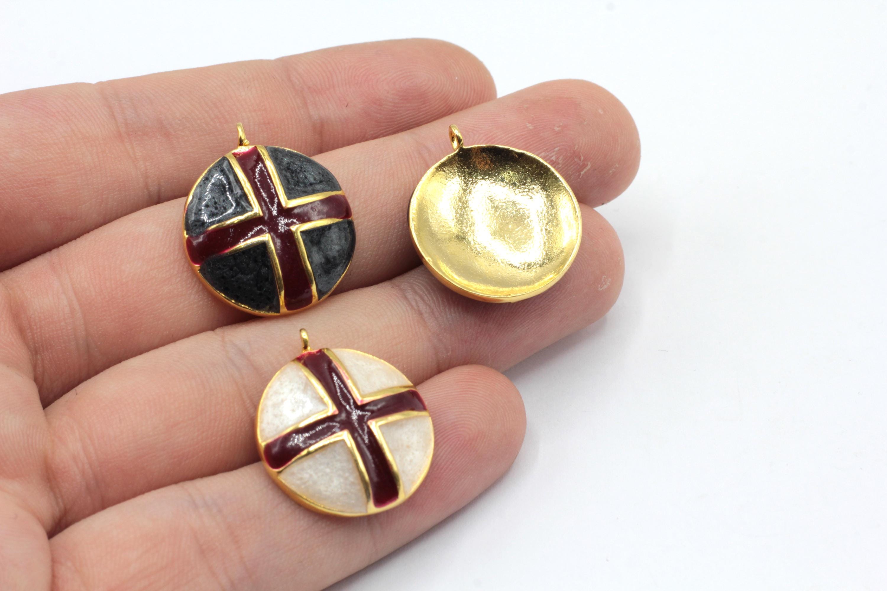 20 x 23 mm 24k 光沢のある金メッキエナメルカトリッククロスチャーム
