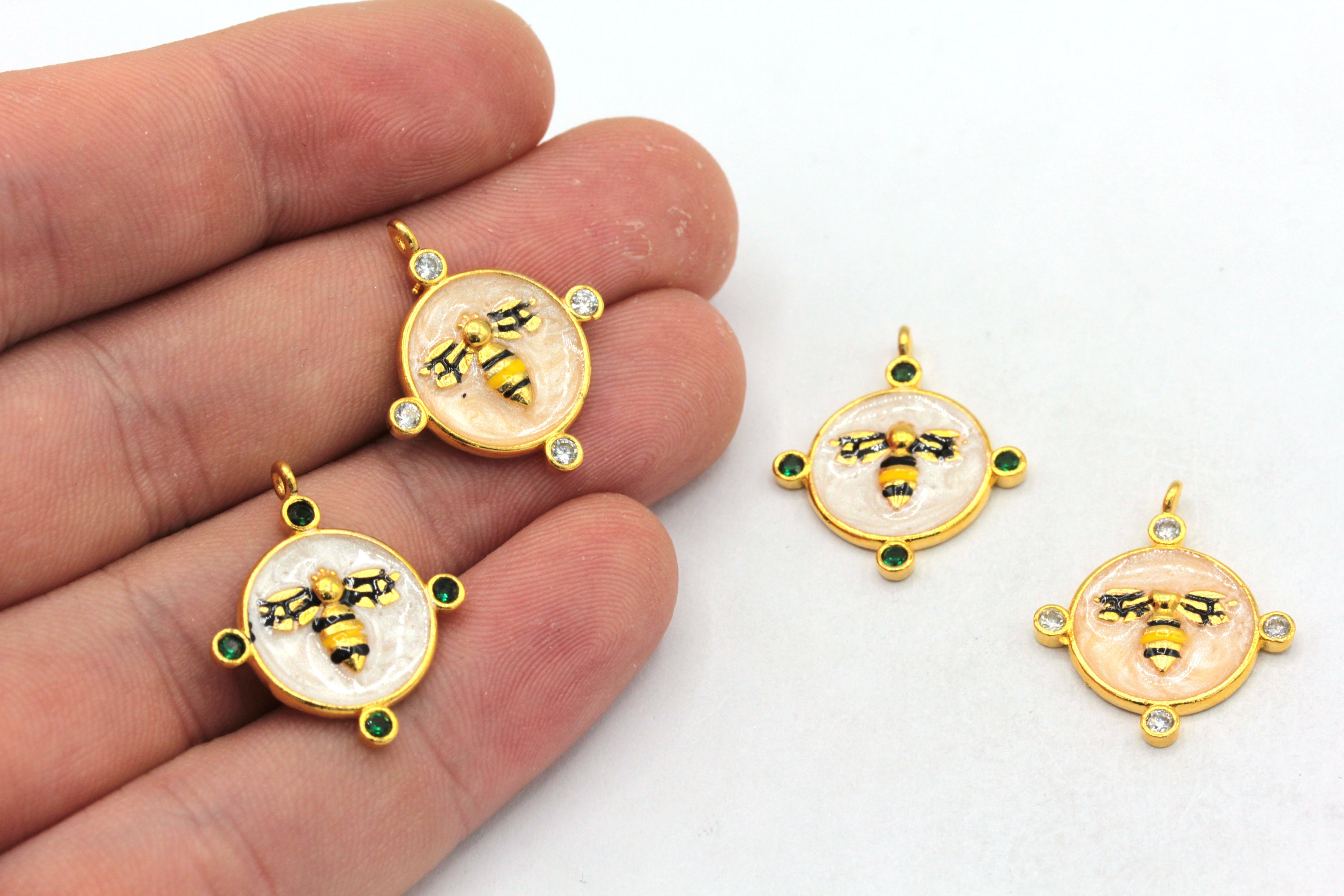アクセサリー60点まとめ売り 18x21mm 24k Shiny Gold Round Bee Charm, CZ Micro Pave Bee