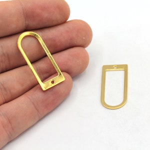 13 x 30 mm guldfärgad D-formad berlock, geometrisk berlock, hamrad berlock, örhänge, örhängesdetalj, förgyllda delar, RGW369