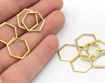 Peut inclure: Un ensemble de six anneaux hexagonaux en métal doré. Les anneaux sont de tailles différentes et sont disposés en grappe.