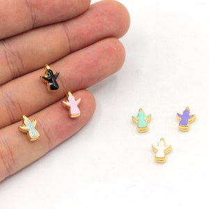 Pode incluir: Cinco pingentes de anjo dourados com tinta de esmalte em diferentes cores: preto, rosa, verde claro, roxo e branco.