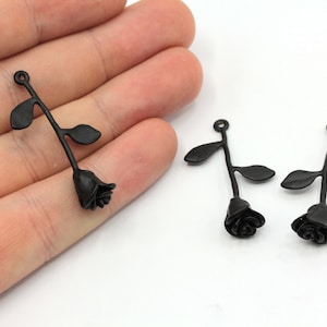 22x40mm Schwarz Vergoldete Rose Blume Charm, Rosen Anhänger, Schwarze Rose Blume Charm, Brautjungfern Anhänger, Schwarz Plattiertes Zubehör, GD034