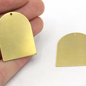 28 x 35 mm berlock i rå mässing med D-formad båge, geometrisk berlock, stor D-formad berlock, örhängeshänge, örhängesfynd, mässingsfynd, RW092