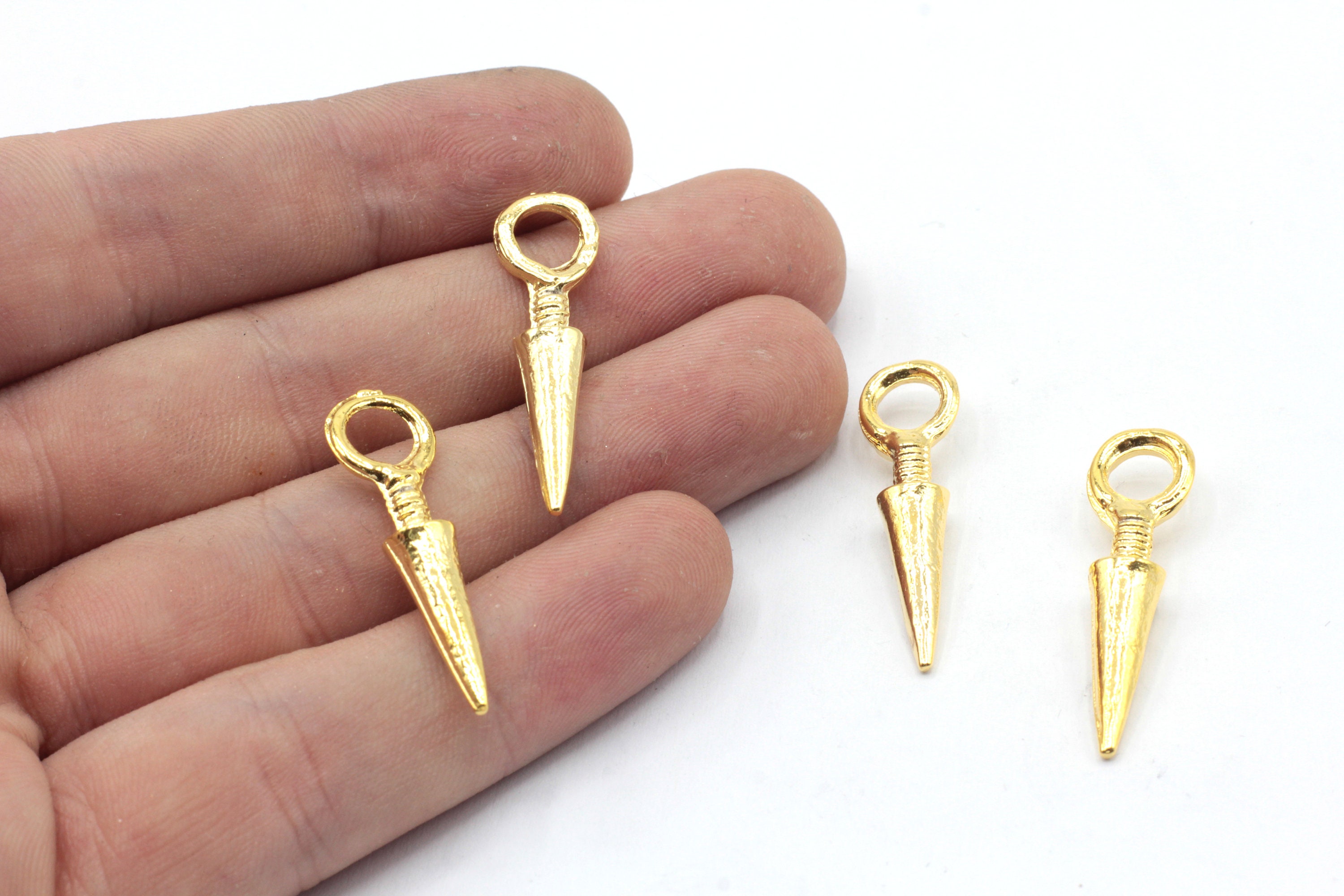 32 mm 24k 光沢のある金メッキのスパイクチャーム、長いスパイク