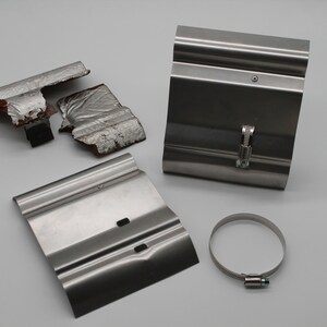 Puede incluir: Un conjunto de cuatro escudos de calor de escape de metal plateado con dos abrazaderas. Los escudos de calor est&aacute;n dise&ntilde;ados para proteger el sistema de escape del da&ntilde;o por calor.